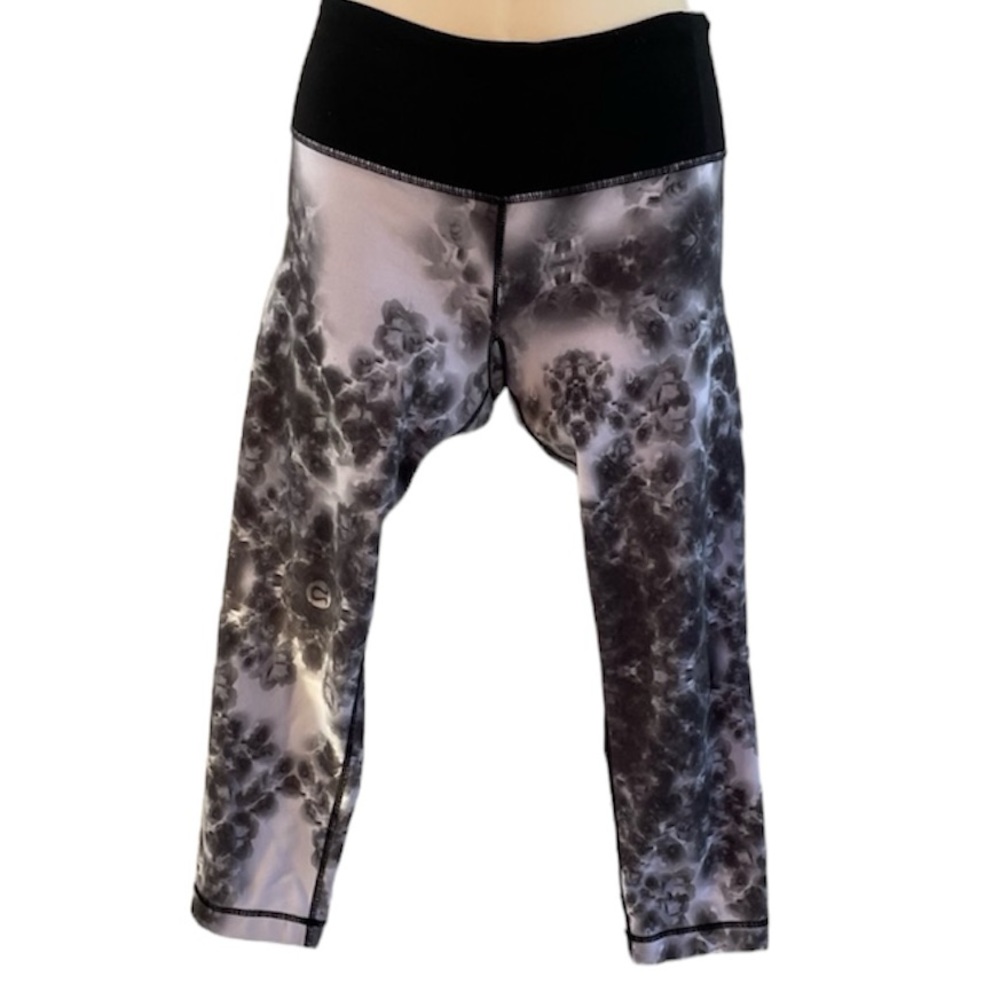 LULULEMON black floral cropped leggings